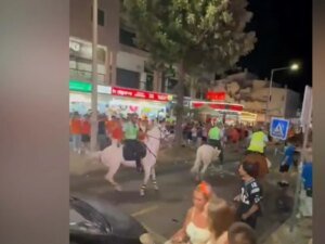 Read more about the article A Guarda Nacional Republicana a cavalo separa jovens britânicos e holandeses em confrontos em Albufeira.