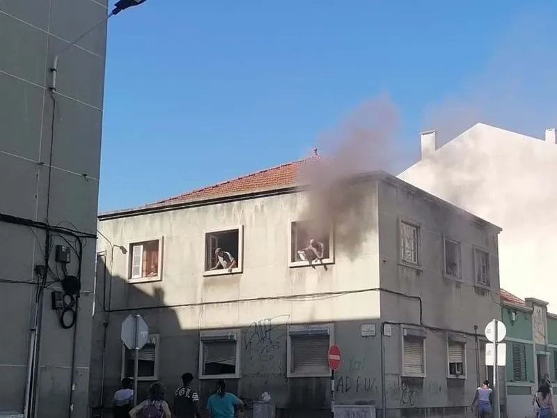 Read more about the article Um ferido em incêndio numa habitação no Barreiro.