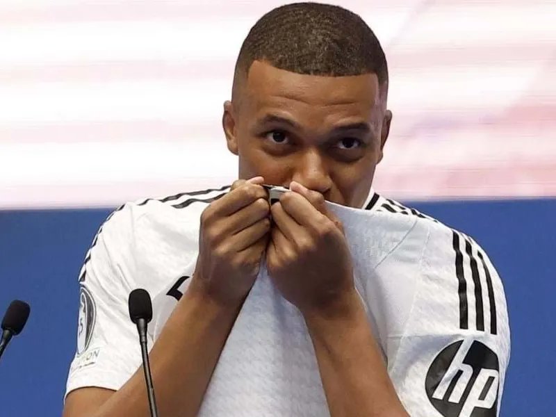 Read more about the article Kylian Mbappé realiza um sonho ao vestir a camisola do Real Madrid.