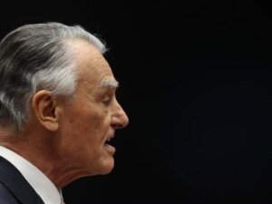 Read more about the article Aníbal Cavaco Silva elogia firmeza, equilíbrio e honestidade da ex-procuradora-geral da República.