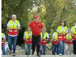 Read more about the article Bombeiro com Parkinson sobe as escadas do Bom Jesus de Braga para destacar a falta de condições profissionais.