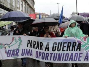 Read more about the article Centenas de pessoas desafiam chuva no Porto para gritar que a “Palestina vai vencer”.