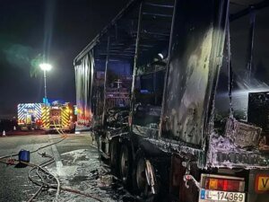 Read more about the article Camião destruído pelo fogo na A1 em Santa Maria da Feira