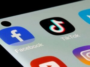 Read more about the article Catorze estados dos Estados Unidos estão a processar a rede social chinesa TikTok devido aos potenciais impactos negativos na saúde mental.